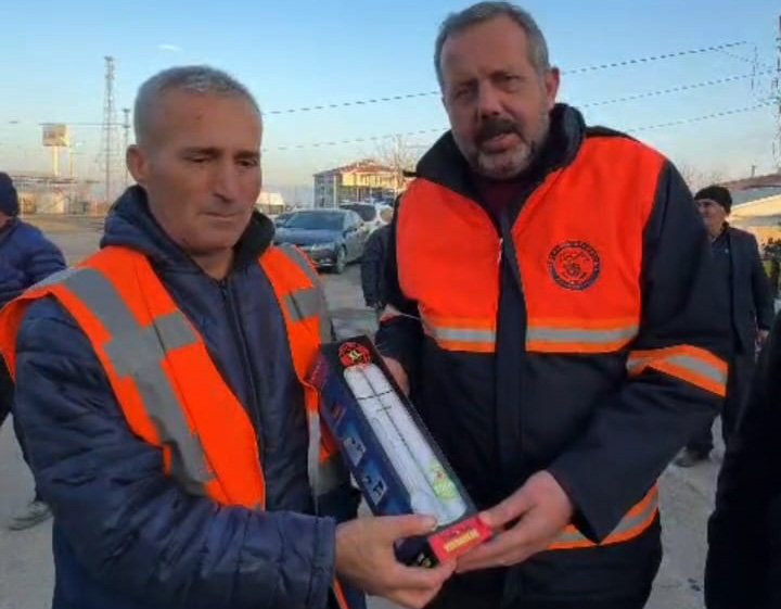 BELEDİYE İŞÇİSİ BULDUĞU CÜZDANI SAHİBİNE TESLİM ETTİ