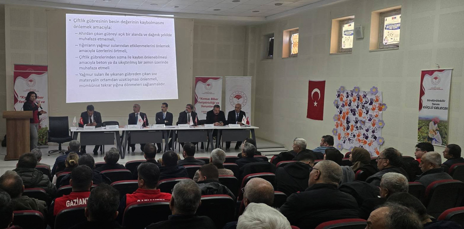 KIRMIZIBİBER YETİŞTİRİCİLİĞİ VE SORUNLARI PANELİ DÜZENLENDİ