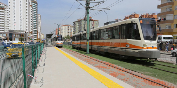 GAZİANTEP’TE TRAMVAYIN ÇARPTIĞI YAYA YARALANDI