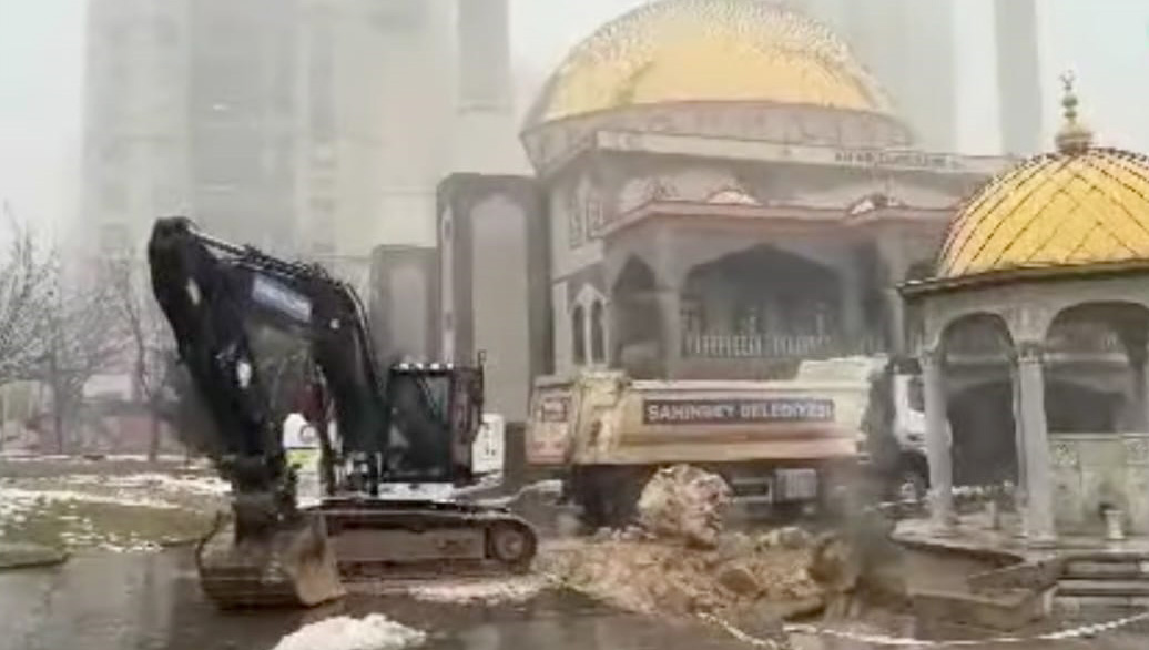 GAZİANTEP’TE CAMİİ AVLUSUNDA ÇÖKME