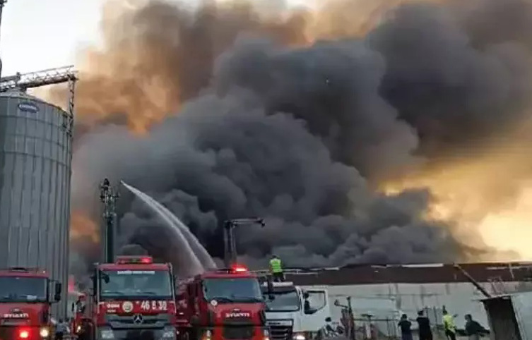 GAZİANTEP’TE HALI FABRİKASINDA KORKUTAN YANGIN