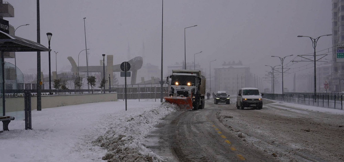 KAR YAĞIŞI BEKLENTİSİ NEDENİYLE MOTOKURYELERE TRAFİK YASAĞI