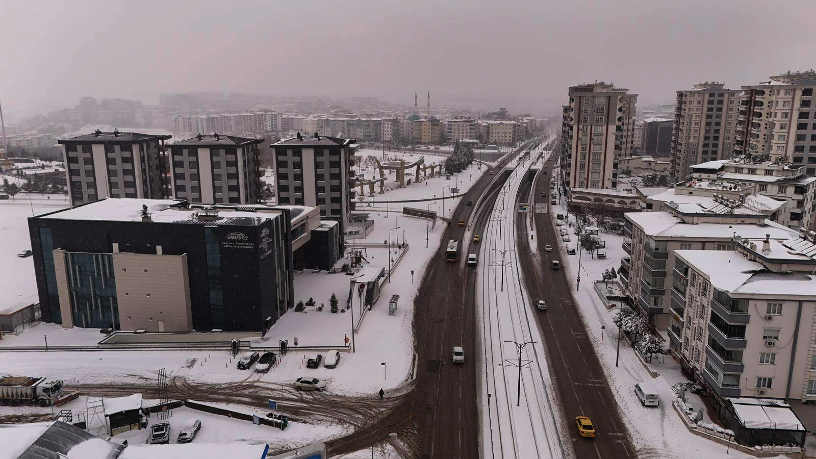 GAZİANTEP’TE KAR YAĞIŞI ETKİSİNİ GÖSTERİYOR