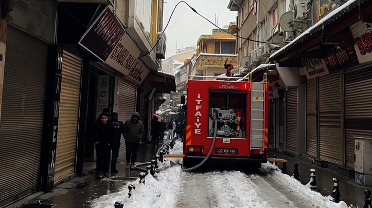 GAZİANTEP’TE İŞYERİNDEKİ YANGINDA 6 KİŞİ DUMANDAN ETKİLENDİ