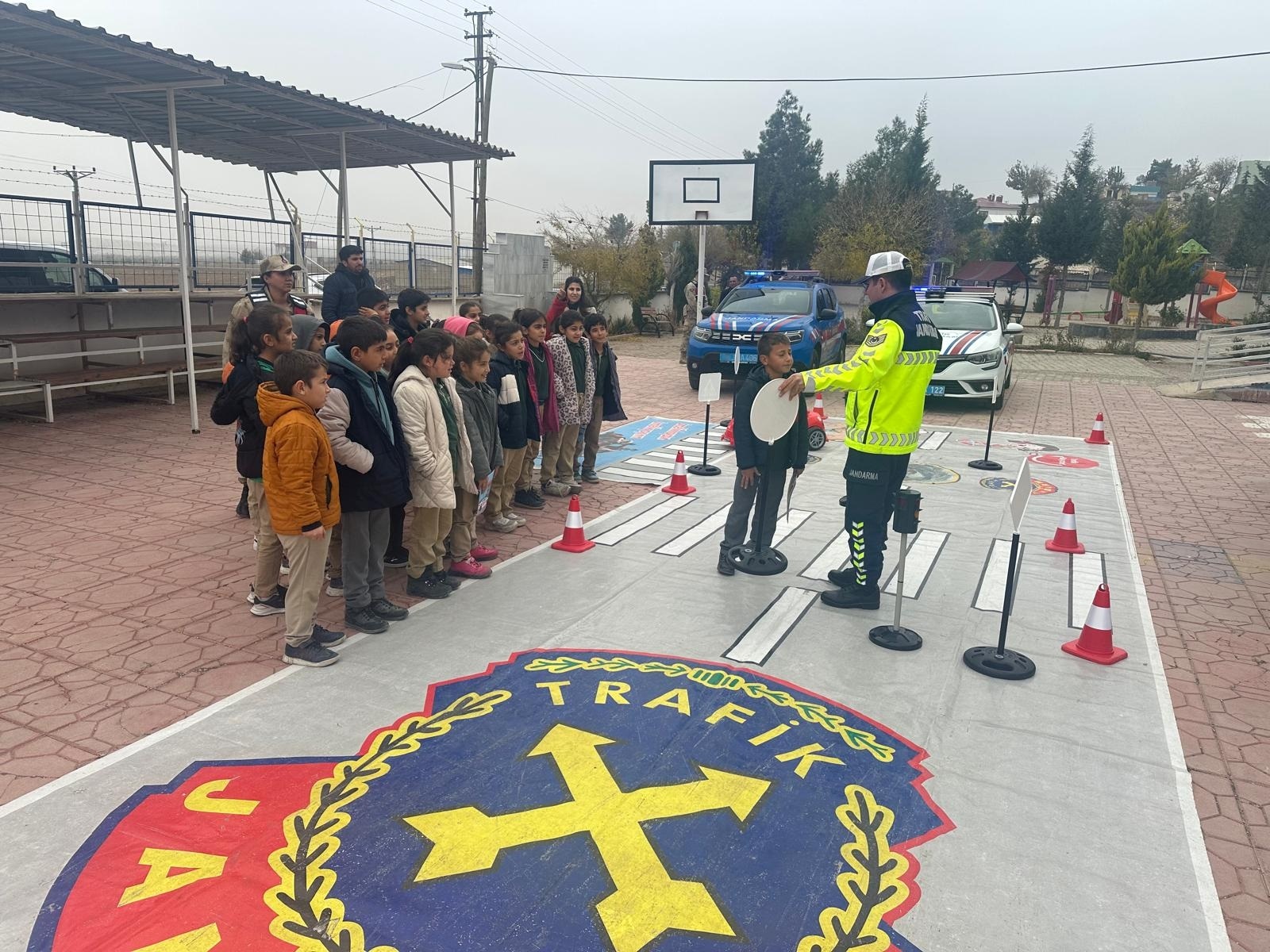 JANDARMADAN ÖĞRENCİLERE MOBİL ARAÇLA TRAFİK EĞİTİMİ