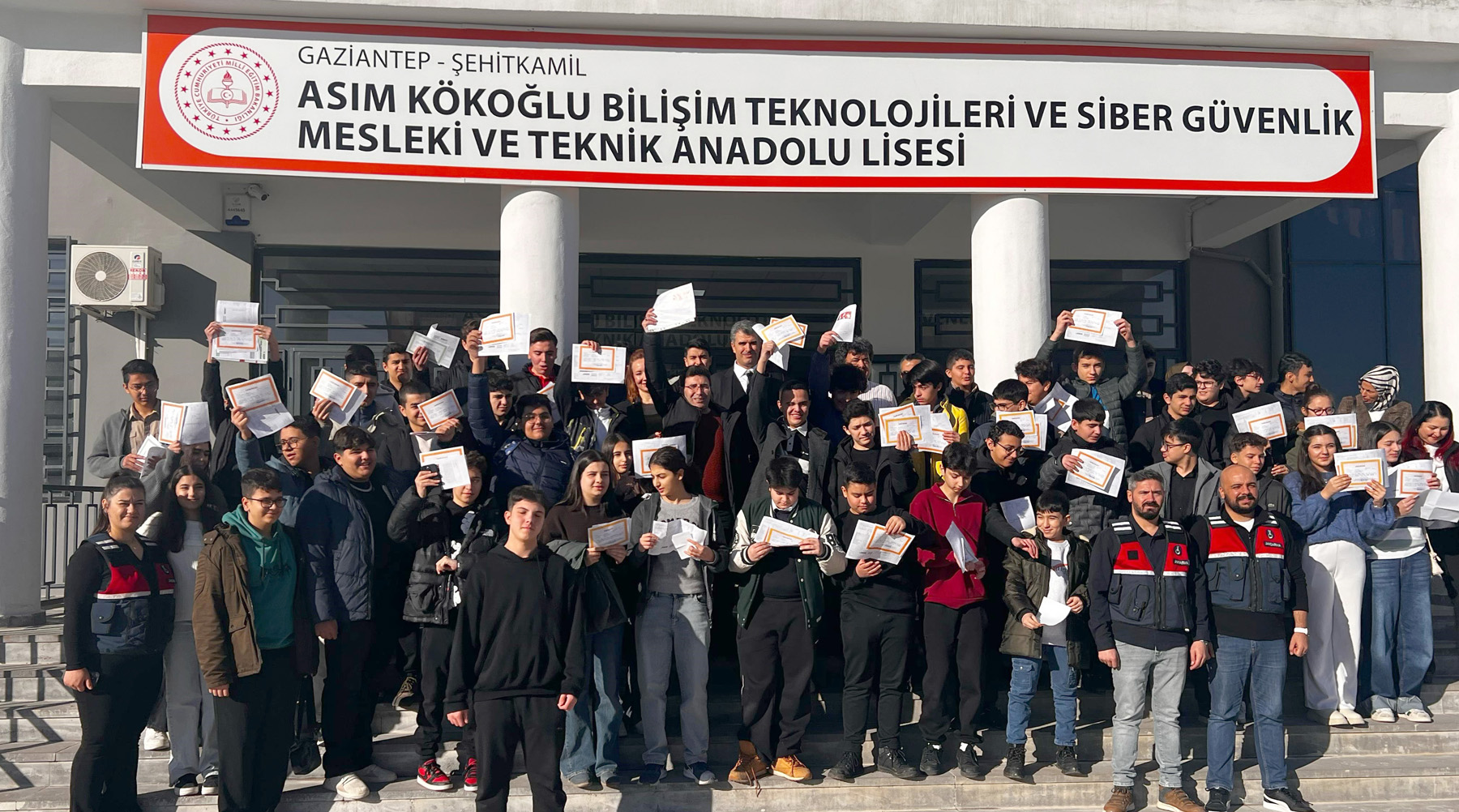 JANDARMADAN ÖĞRENCİLERE SOSYAL MEDYA GÜVENLİK EĞİTİMİ