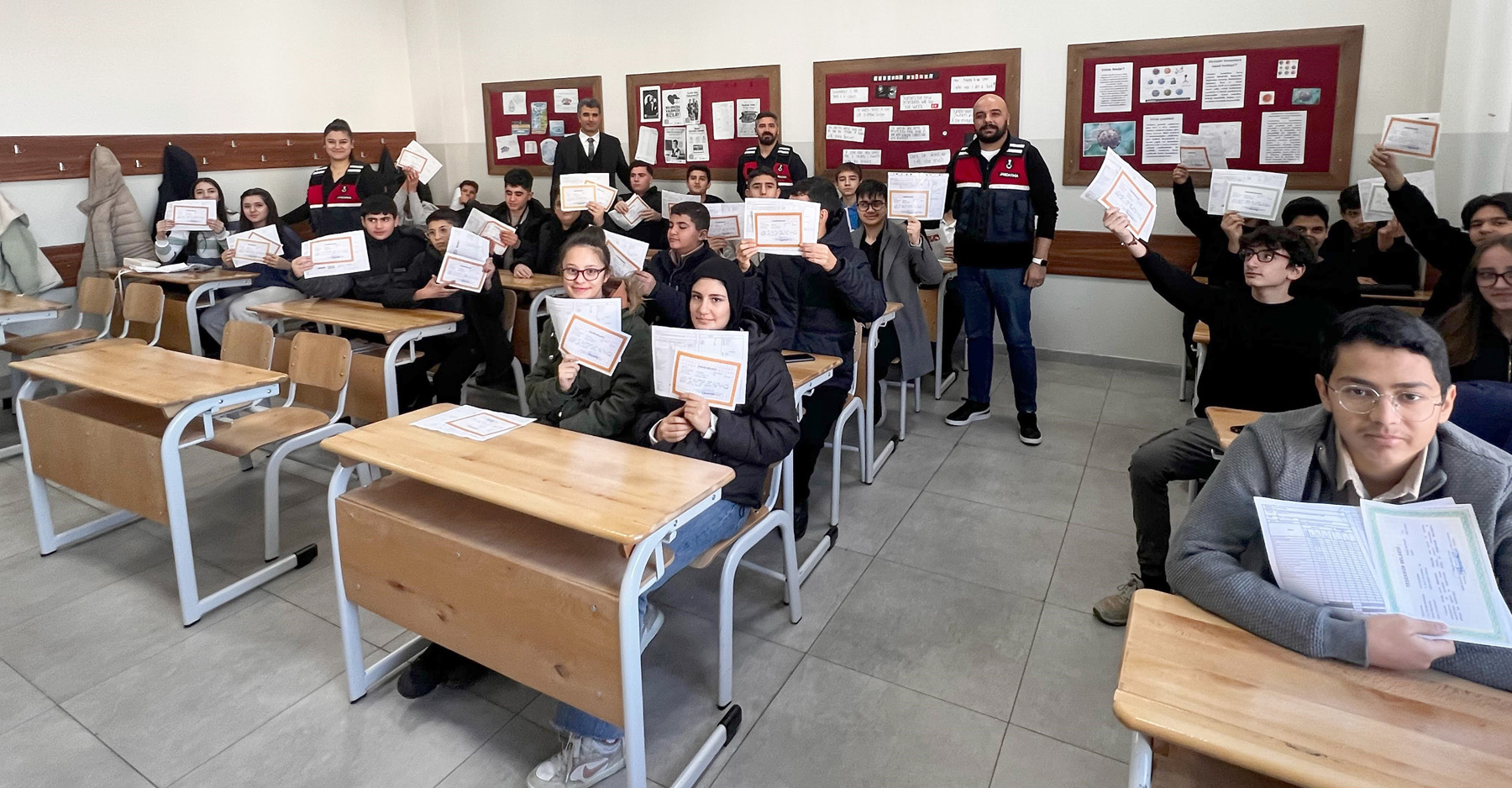 JANDARMADAN ÖĞRENCİLERE SOSYAL MEDYA GÜVENLİK EĞİTİMİ