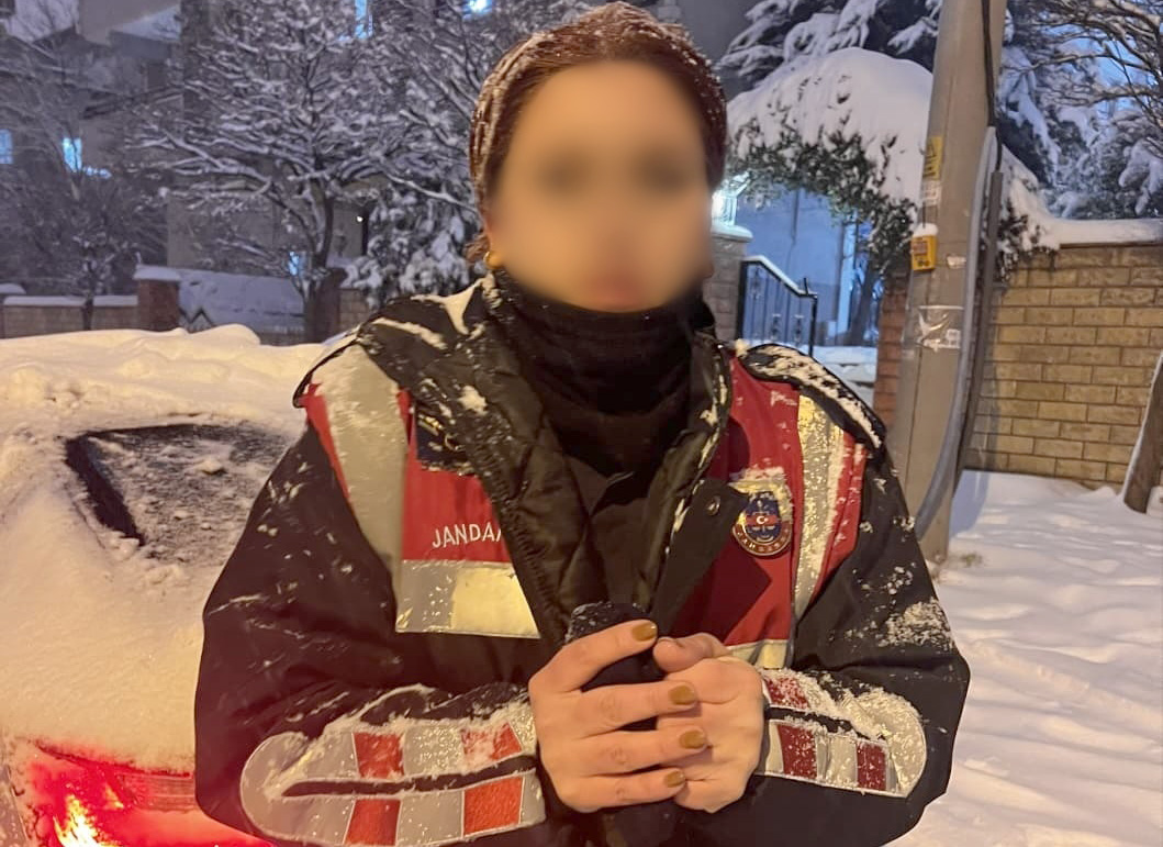 SAHTE JANDARMA KIYAFETİYLE YAKALANDI