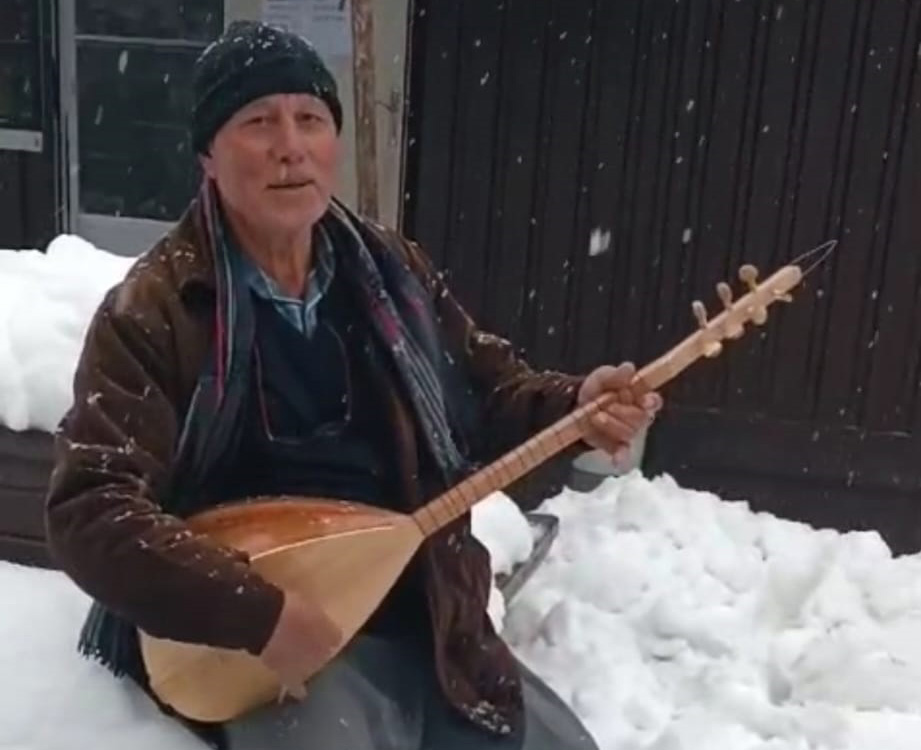 KARDA SAZ ÇALIP, TÜRKÜ SÖYLEDİ