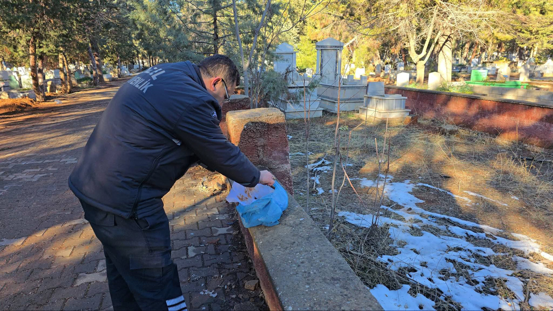 GAZİANTEP’TE ASRİ MEZARLIKTA BEBEK CESEDİ İHBARINDA, PAPAĞAN ÖLÜSÜ ÇIKTI