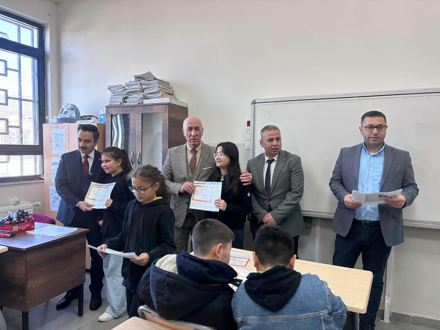 NURDAĞINDA ÖĞRENCİLERİN KARNE SEVİNCİ