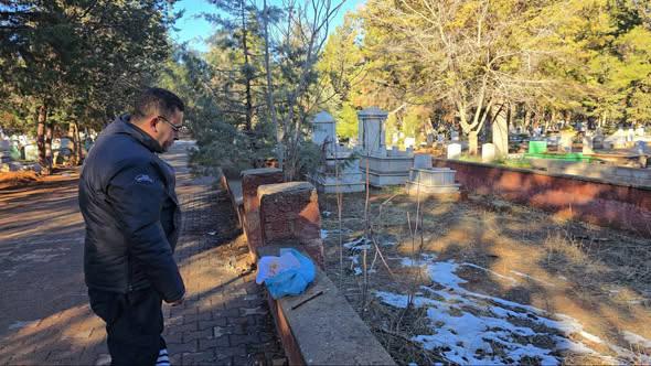 GAZİANTEP’TE ASRİ MEZARLIKTA BEBEK CESEDİ İHBARINDA, PAPAĞAN ÖLÜSÜ ÇIKTI