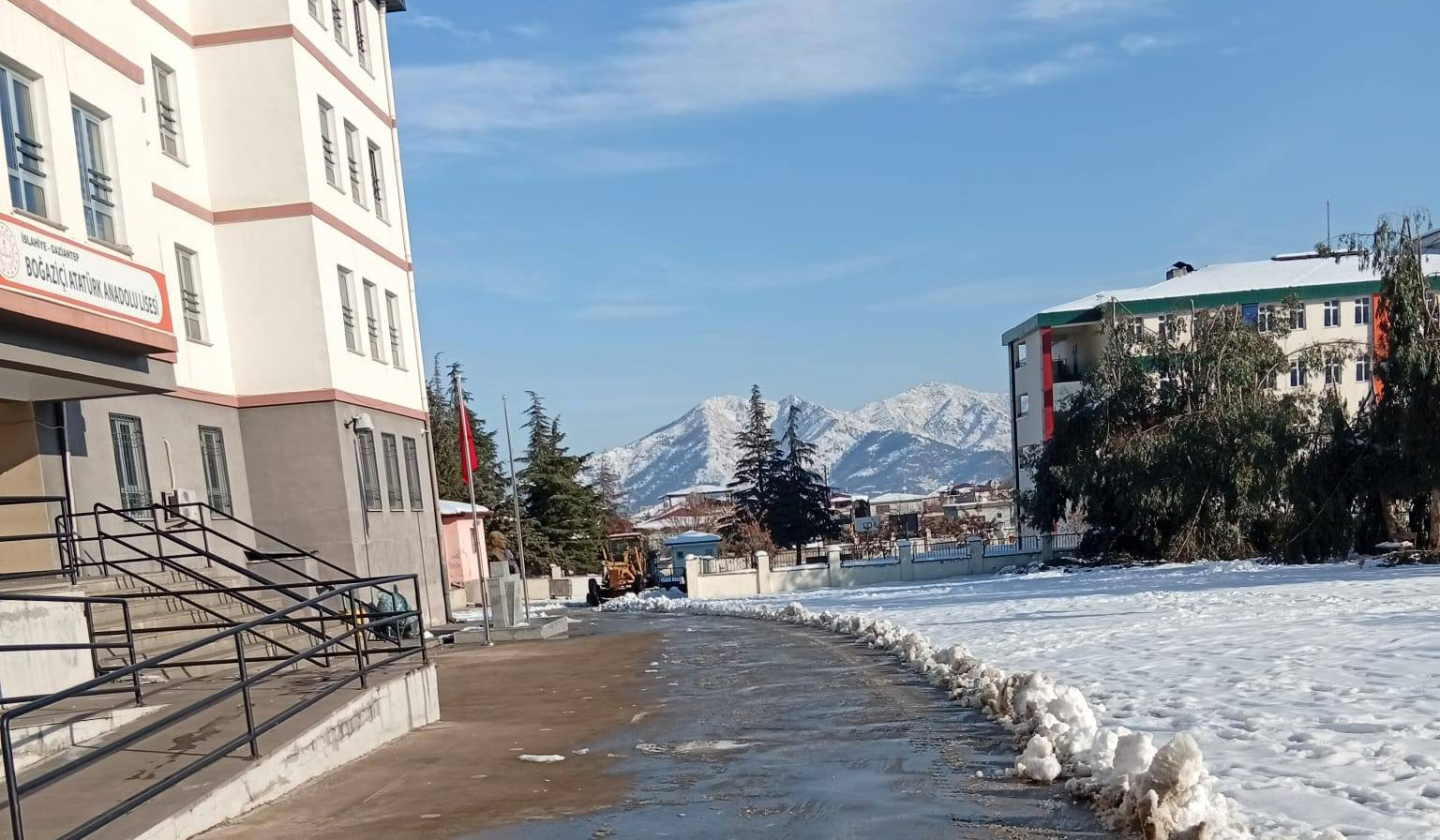 İSLAHİYE VE NURDAĞI’NDA OKUL BAHÇELERİ VE ÇEVRE YOLLAR TEMİZLENDİ