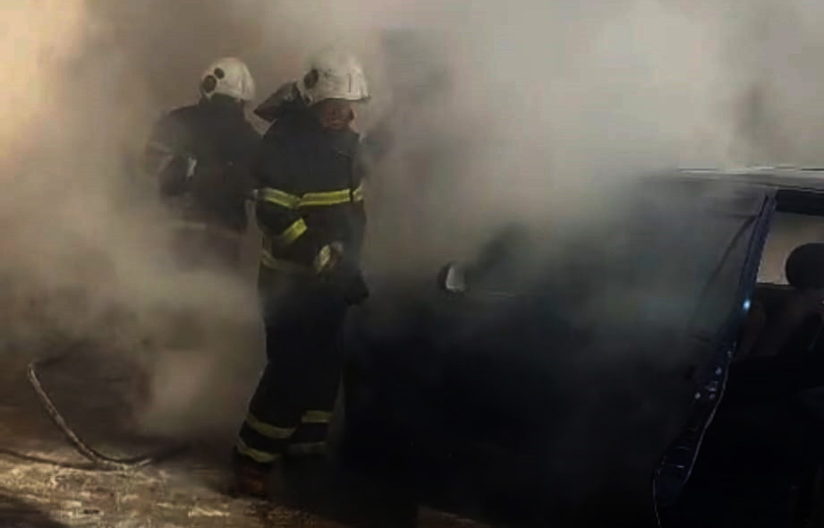 GAZİANTEP’TE PARK HALİNDEKİ OTOMOBİL YANDI