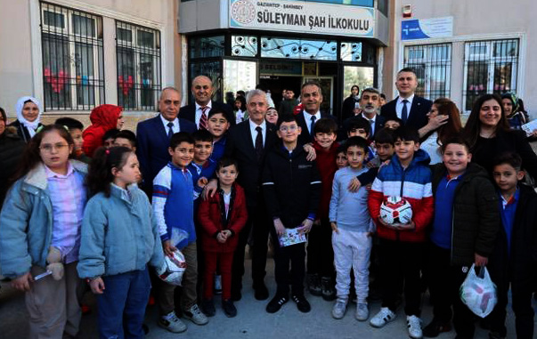 ŞAHİNBEY’DE ÖĞRENCİLERE 1 MİLYON 150 BİN TATİL KİTABI HEDİYE EDİLDİ