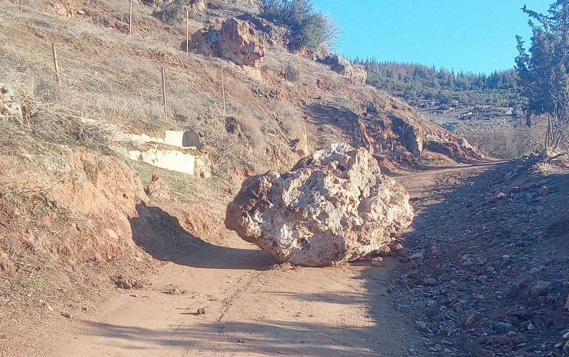 GAZİANTEP’TE YOLA DÜŞEN KAYA PARÇASI KALDIRILDI