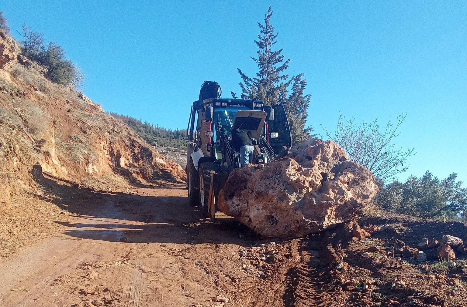 GAZİANTEP’TE YOLA DÜŞEN KAYA PARÇASI KALDIRILDI