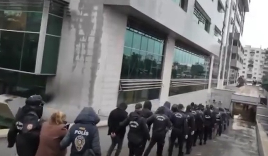 MERSİN’DE YASA DIŞI BAHİS VE DOLANDIRICILIĞA BÜYÜK DARBE: 47 ŞÜPHELİ YAKALANDI