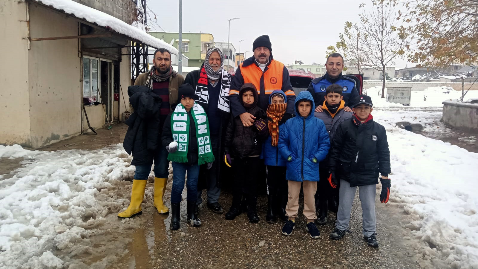 GAZİANTEP’TE ÇOCUKLARA ELDİVEN VE ATKI DAĞITILDI