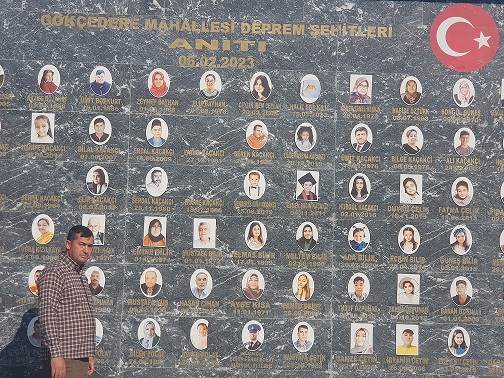 MUHTAR, KÖYÜNE 66 DEPREM ŞEHİDİNİN ANITINI YAPTIRDI