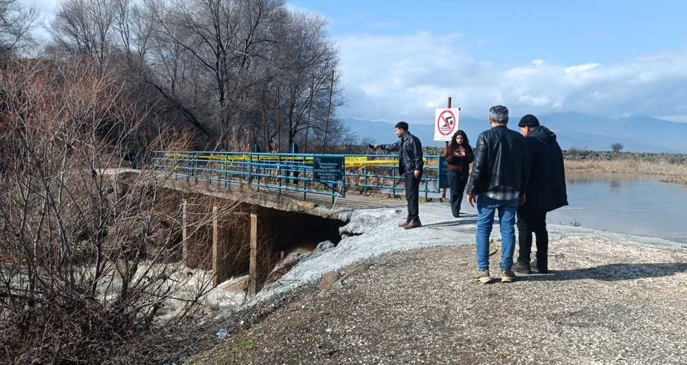 KARASU ÇAYINDA SU SEVİYESİ YÜKSELİNCE KÖPRÜ GEÇİCİ OLARAK KAPATILDI