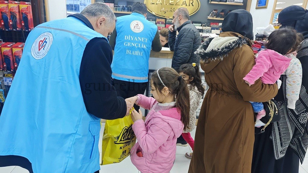 YETİM GÜLERSE DÜNYA GÜLER