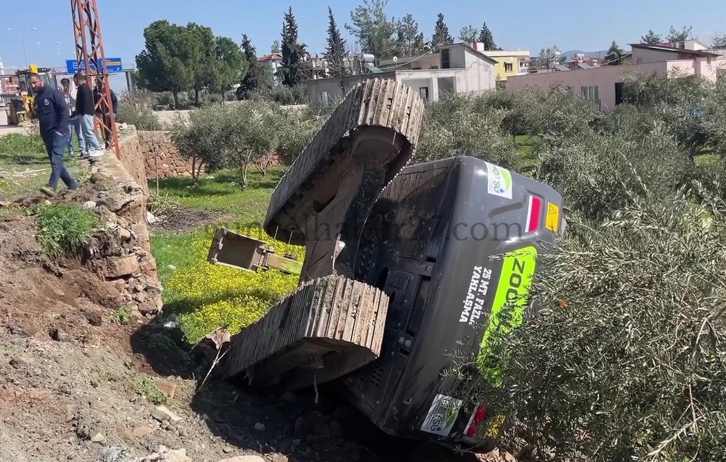 İŞ MAKİNESİ ŞARAMPOLE YUVARLANDI: OPERATÖR YARALANDI