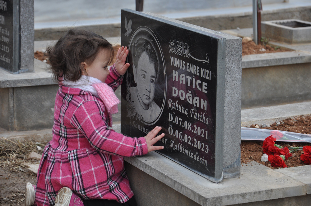 DEPREM ŞEHİTLİĞİNDE HÜZÜN VE GÖZYAŞI VARDI
