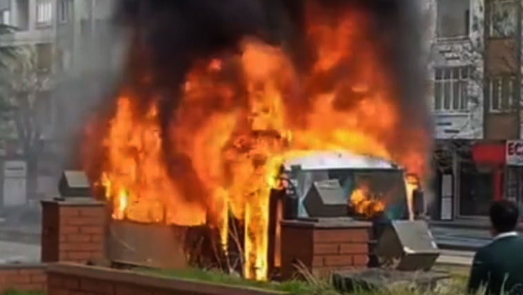 GAZİANTEP’TE HALK OTOBÜSÜ ALEVLERE TESLİM OLDU