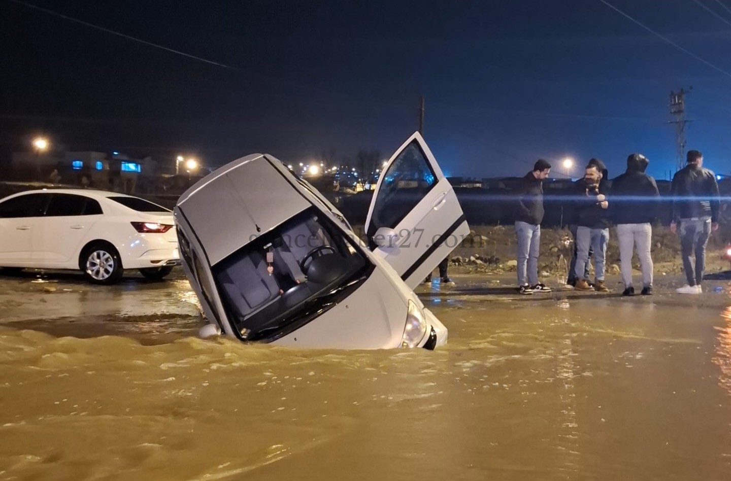OTOMOBİL SU DOLU ÇUKURA DÜŞTÜ