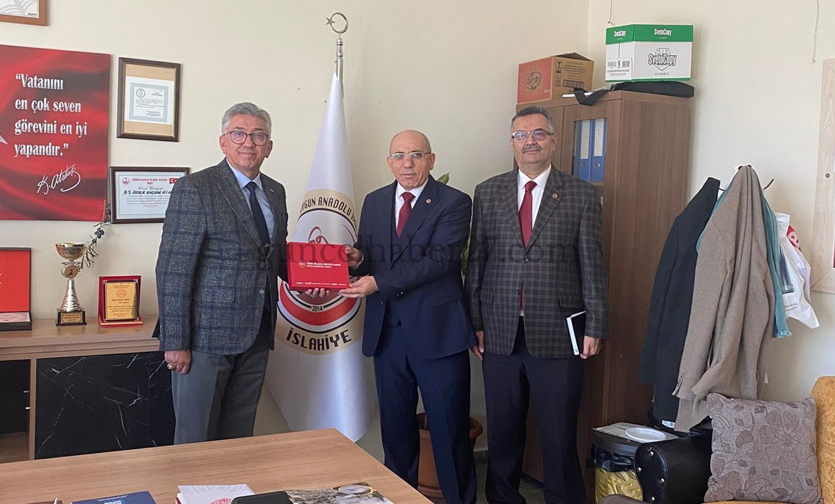 TSK GÜÇLENDİRME VAKFINDAN BAĞIŞÇIYA MADALYA VE BERAT BELGESİ