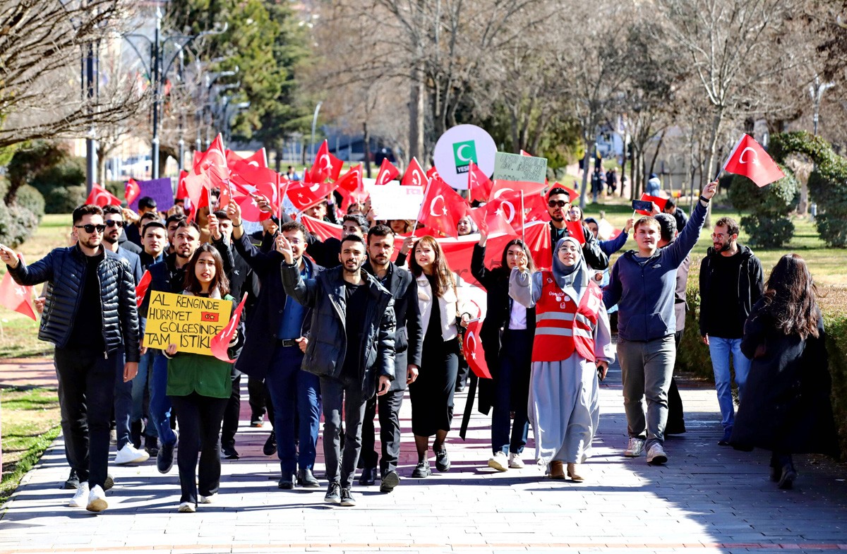 ÜNİVERSİTE ÖĞRENCİLERİNDEN TÜRK BAYRAĞINA SAYGI YÜRÜYÜŞÜ
