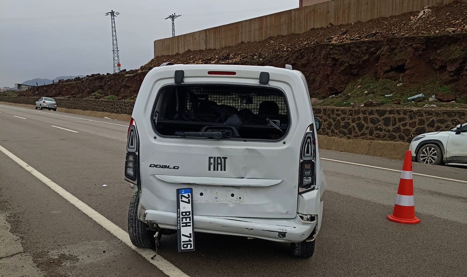 GAZİANTEP’TE OTOMOBİLLE HAFİF TİCARİ ARAÇ ÇARPIŞTI: 5 YARALI