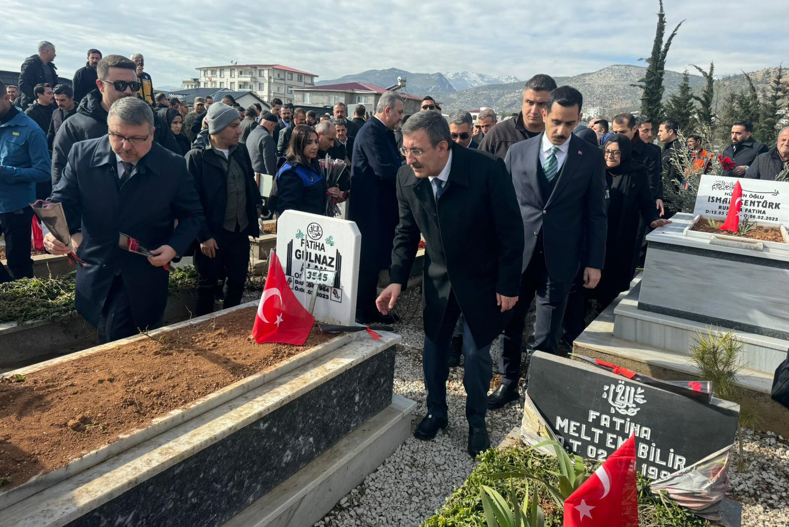CUMHURBAŞKANI YARDIMCISI YILMAZ, DEPREM ŞEHİTLİĞİNİ ZİYARET ETTİ