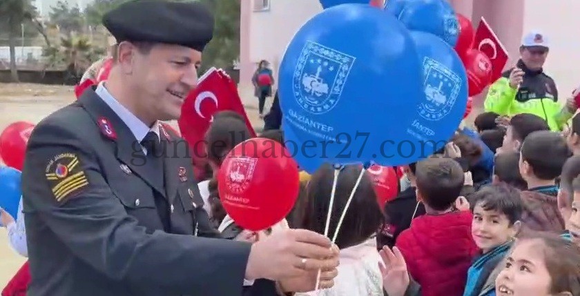 DEPREMİN İZLERİ BİRLİKTE SARILIYOR: JANDARMADAN ÖĞRENCİLERE MORAL ZİYARETİ