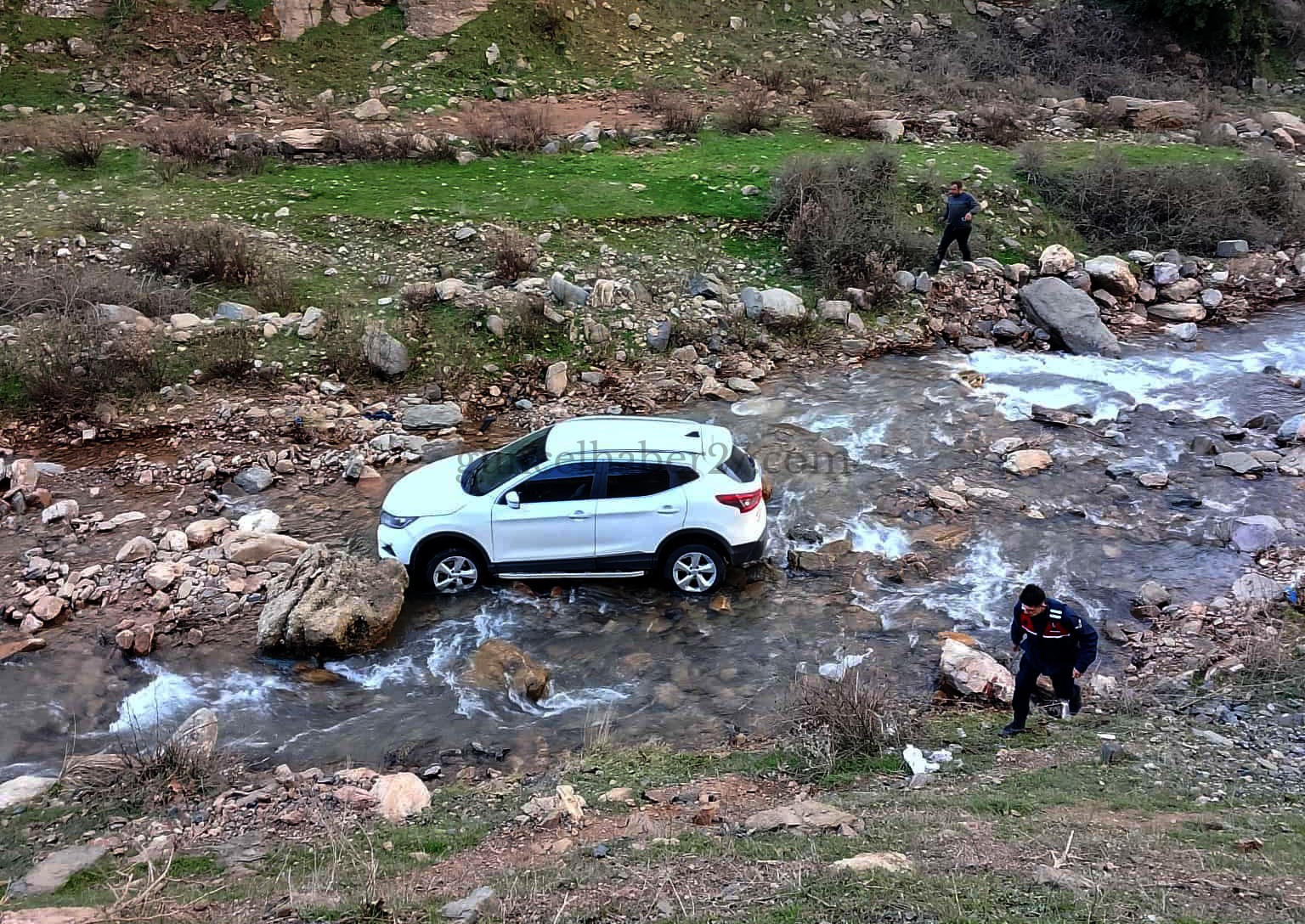 DEREYE UÇAN OTOMOBİL SÜRÜCÜSÜNÜN BURNU BİLE KANAMADI