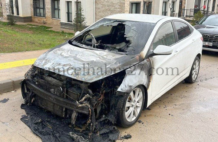 GAZİANTEP’TE PARK HALİNDEKİ OTOMOBİL YANDI