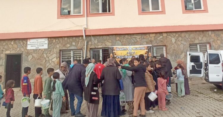 İSLAHİYE’DE 7 NOKTADA İFTAR YEMEĞİ DAĞITIMI