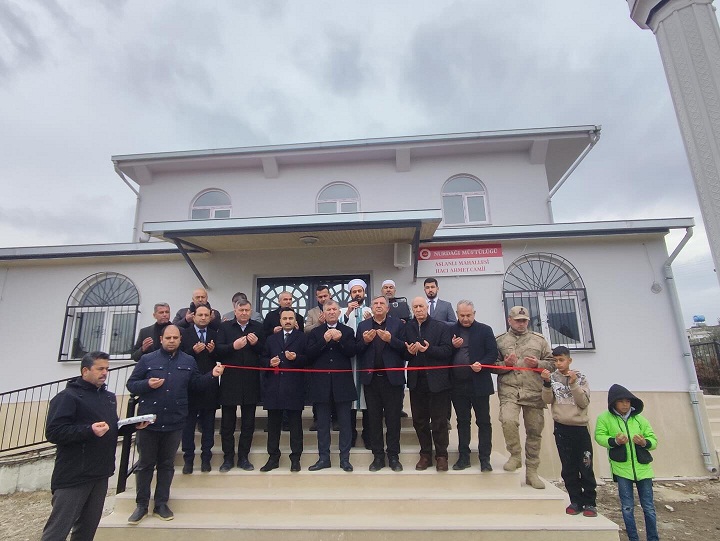 DEPREMLERDE YIKILAN HACI AHMET CAMİİ DUALARLA İBADETE AÇILDI