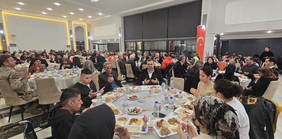 AK PARTİ İLÇE BAŞKANI ULUŞAN, ÖZEL BİREYLER VE AİLELERİYLE İFTARDA BULUŞTU