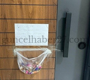 KAPISINI ŞEKERLİĞE ÇEVİRDİ, ÇOCUKLARIN BAYRAMINI UNUTMADI