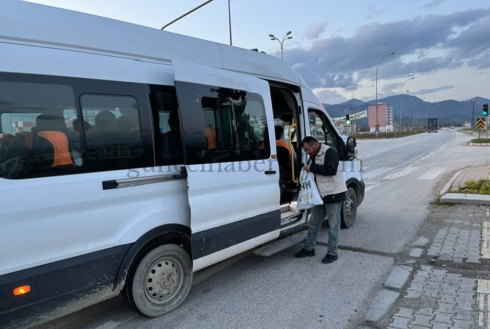 HASSA İHH’DEN YOLDA OLANLARA İFTAR İKRAMI