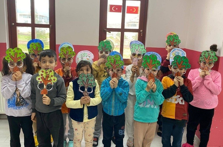 HASSA’DA MİNİKLERDEN ANLAMLI ORMAN HAFTASI ETKİNLİĞİ