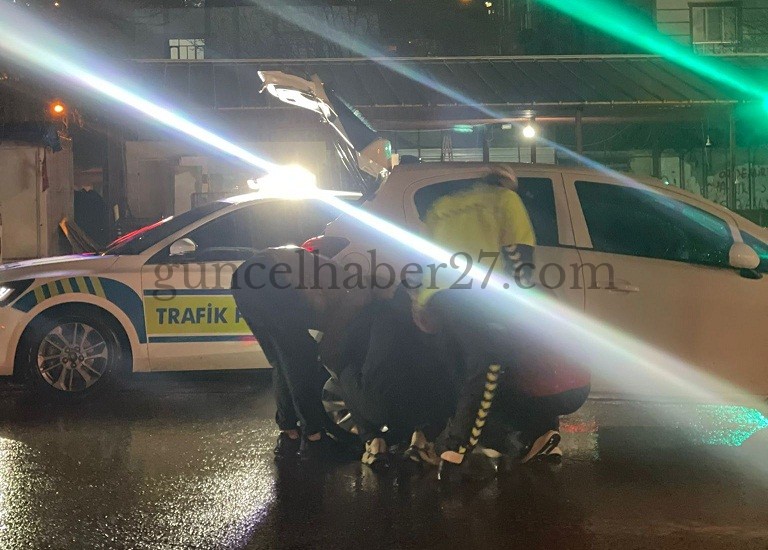 YAĞMUR ALTINDA ÖRNEK FEDAKÂRLIK: TRAFİK POLİSLERİNDEN YOLDA KALAN AİLEYE YARDIM