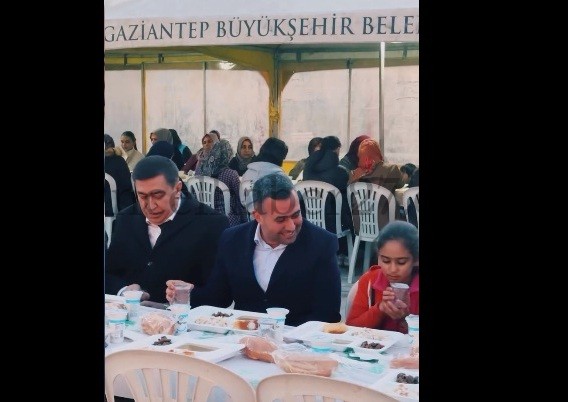 AK PARTİ İLÇE BAŞKANI ULUŞAN, BÜLBÜLZADE VAKFI’NIN İFTAR PROGRAMINA KATILDI