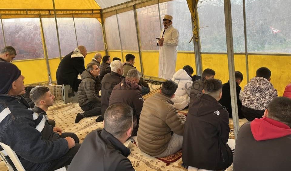 BAYRAM VE CUMA NAMAZINI ÇADIRDA KILDILAR