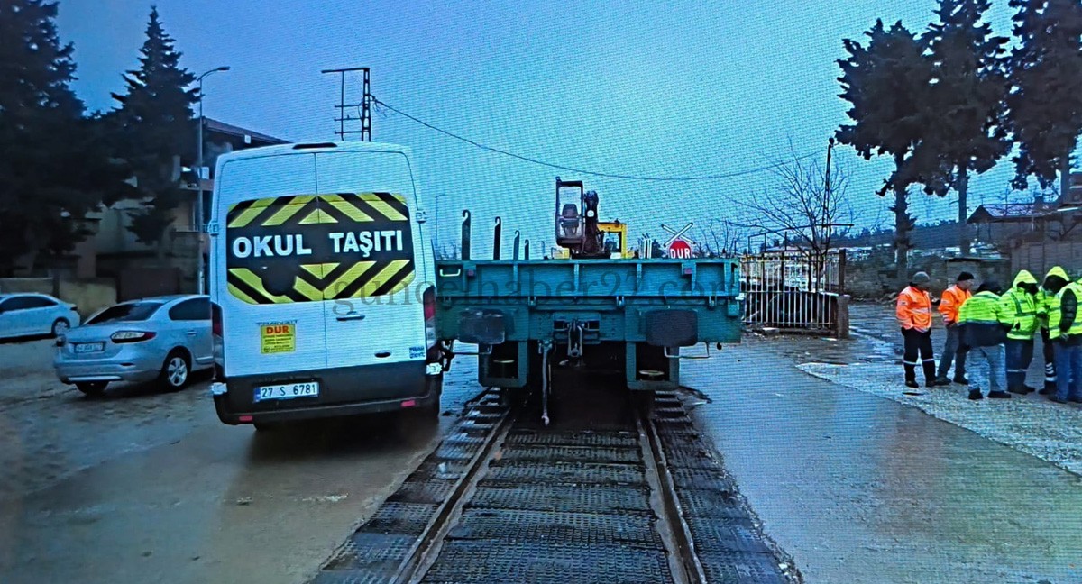 OKUL SERVİSİNE HEMZEMİN GEÇİTTE LOKOMOTİF ÇARPTI