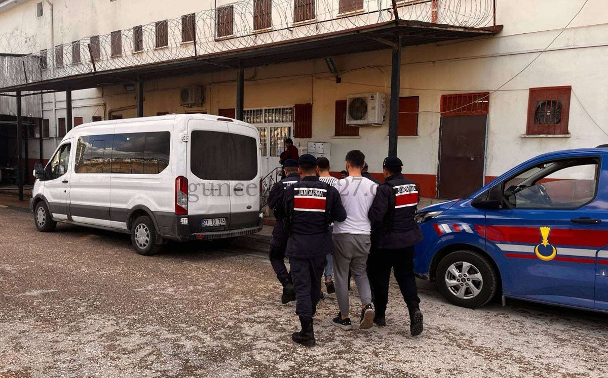 GAZİANTEP’TE İKİ FİRARİ HÜKÜMLÜ JANDARMADAN KAÇAMADI