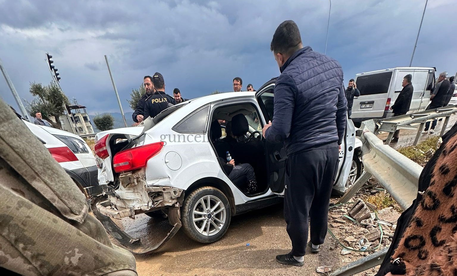 TIRLA OTOMOBİL ÇARPIŞTI: 2 YARALI