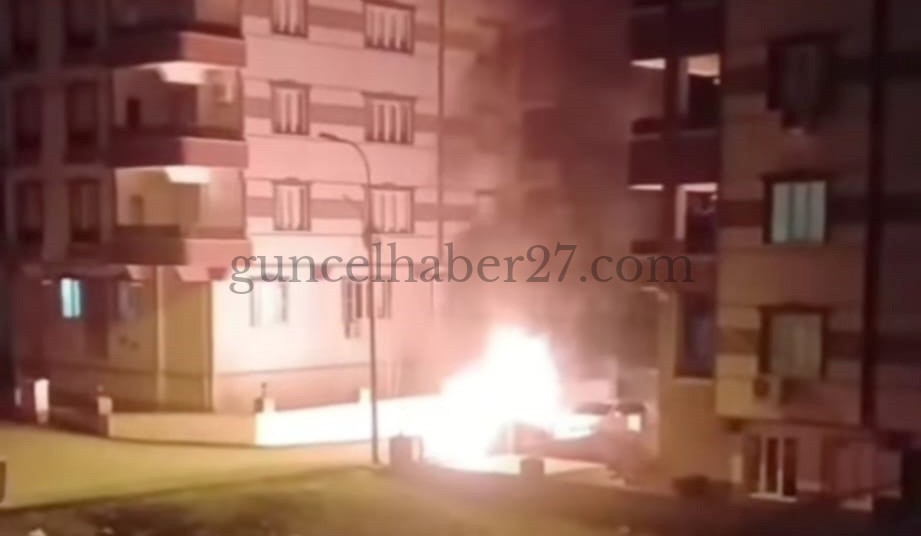 GECE YARISI PARK HALİNDEKİ OTOMOBİL YANGINI KORKUTTU